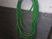 Lot 739 - waterslangen en elektriciteitskabel. 4 stuks - afbeelding 2 van  4