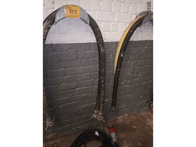 Lot 739 - waterslangen en elektriciteitskabel. 4 stuks - afbeelding 3 van  4
