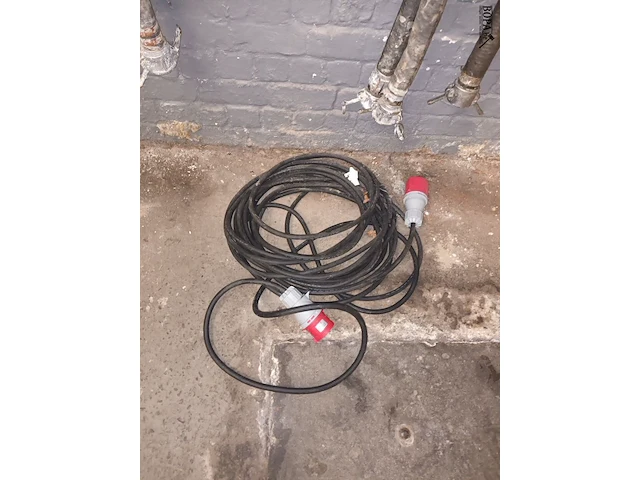 Lot 739 - waterslangen en elektriciteitskabel. 4 stuks - afbeelding 4 van  4