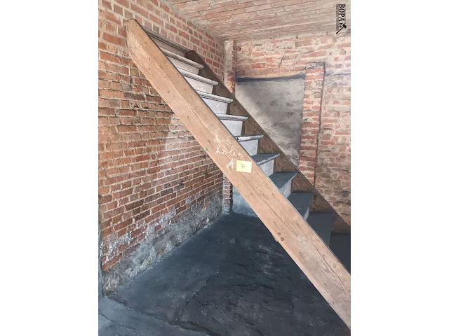 Lot 74 - houten trap - afbeelding 1 van  3