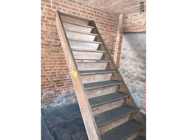 Lot 74 - houten trap - afbeelding 2 van  3