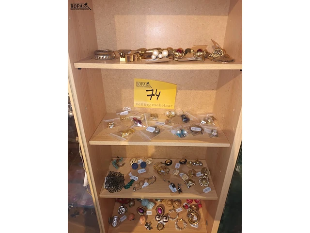 Lot 74 - lot juwelen. inhoud kastje - afbeelding 1 van  6