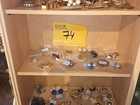 Lot 74 - lot juwelen. inhoud kastje - afbeelding 1 van  6