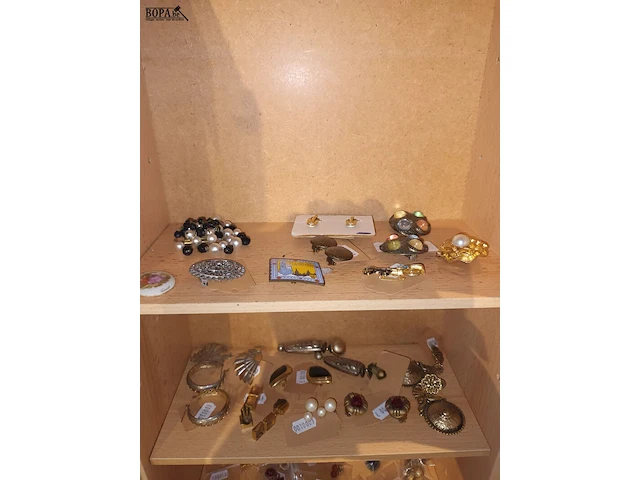 Lot 74 - lot juwelen. inhoud kastje - afbeelding 2 van  6