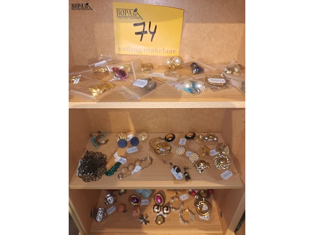 Lot 74 - lot juwelen. inhoud kastje - afbeelding 4 van  6