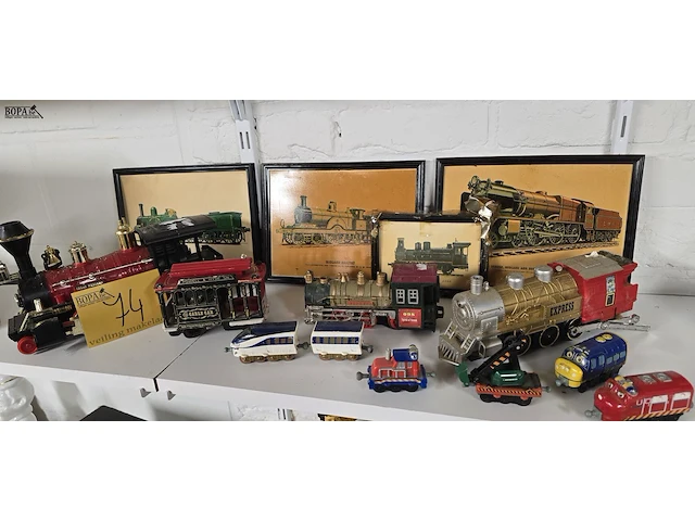 Lot 74 - lotje diverse treintjes en kaders ong 13 stuks - afbeelding 1 van  6