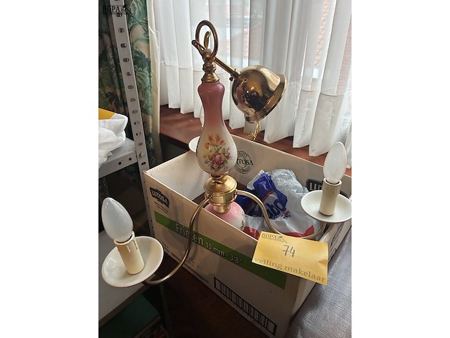 Lot 74 - luchter porcelein, 3 armen - afbeelding 1 van  3