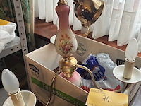 Lot 74 - luchter porcelein, 3 armen - afbeelding 1 van  3