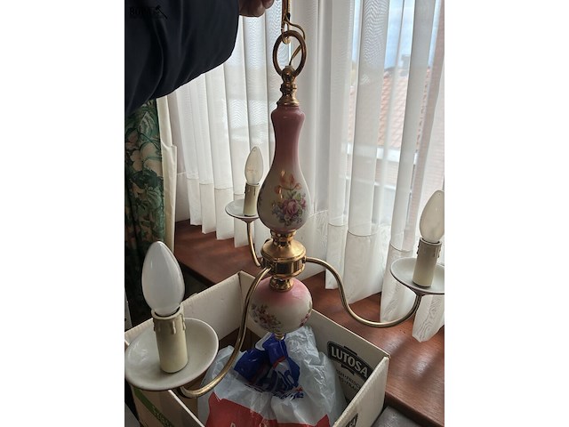 Lot 74 - luchter porcelein, 3 armen - afbeelding 2 van  3