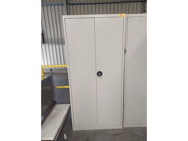 Lot 74 - metalen dossierkast (h) - afbeelding 1 van  3