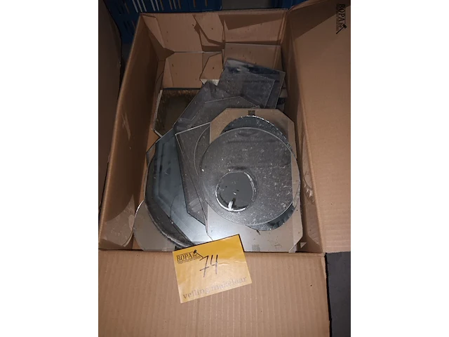 Lot 74 - onderzet spiegels - afbeelding 1 van  3