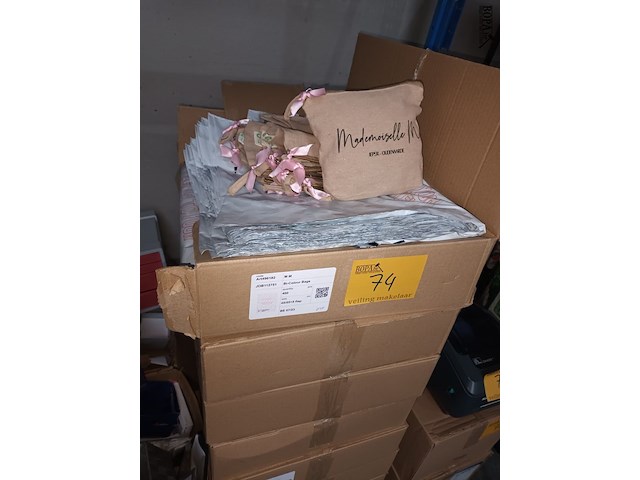 Lot 74 - plastiek zakken - afbeelding 1 van  3