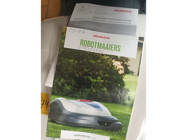 Lot 74 - robot grasmaaier honda - afbeelding 4 van  5