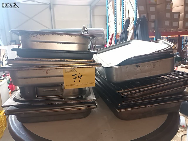 Lot 74 - rvs ovenschalen - afbeelding 1 van  3