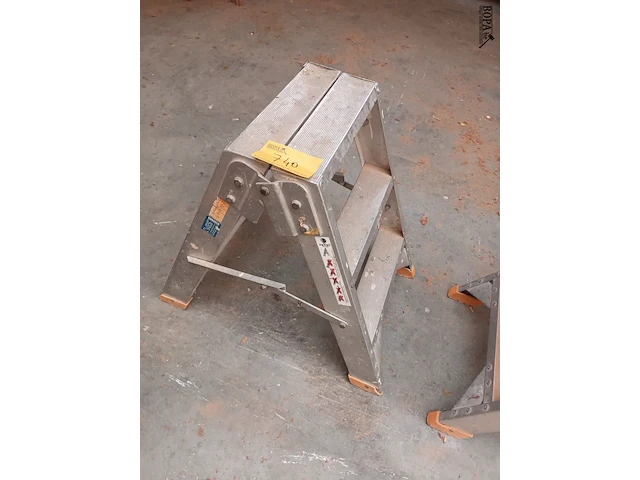 Lot 740 - aluminium trapje - afbeelding 1 van  2