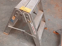 Lot 740 - aluminium trapje - afbeelding 1 van  2