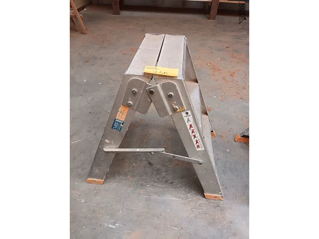 Lot 740 - aluminium trapje - afbeelding 2 van  2