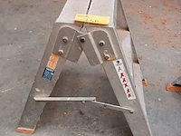Lot 740 - aluminium trapje - afbeelding 2 van  2