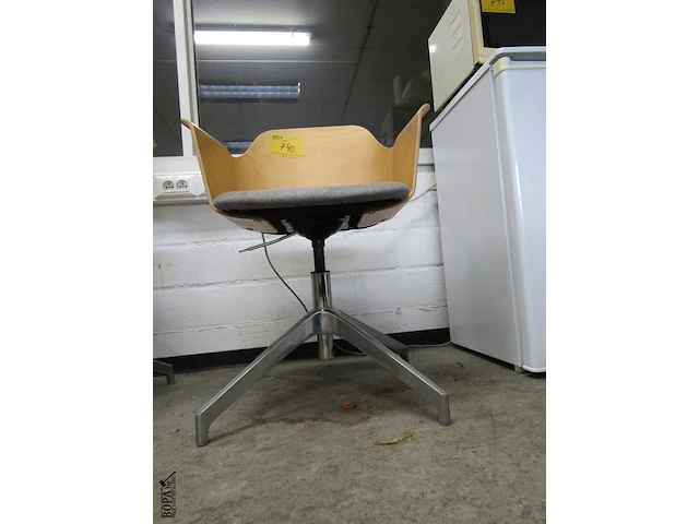Lot 740 - bureaustoel. 2 stuks - afbeelding 2 van  3