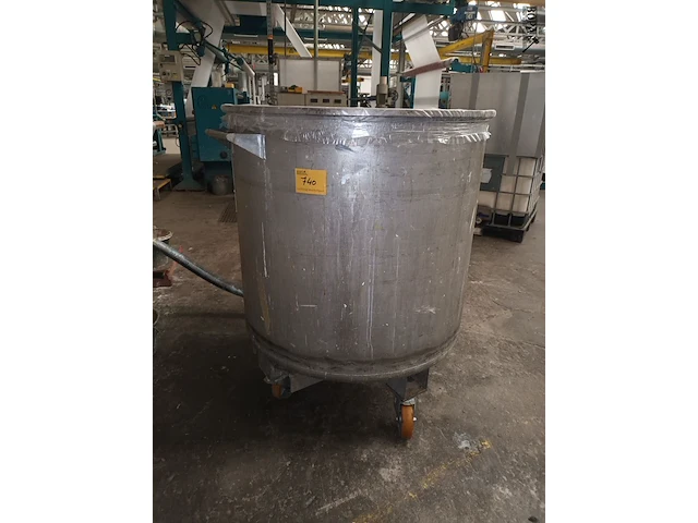 Lot 740 - mobiele container met inhoud - afbeelding 1 van  3