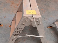 Lot 741 - aluminium trapje - afbeelding 1 van  2
