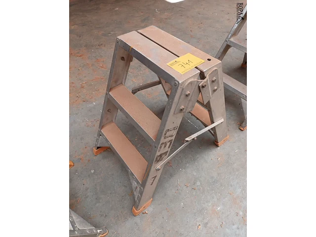 Lot 741 - aluminium trapje - afbeelding 2 van  2