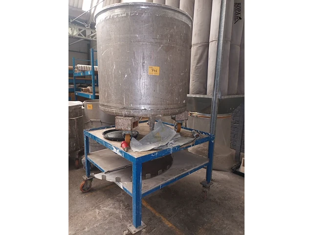 Lot 741 - mobiele container met inhoud op kar - afbeelding 1 van  3