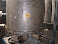 Lot 741 - mobiele container met inhoud op kar - afbeelding 2 van  3