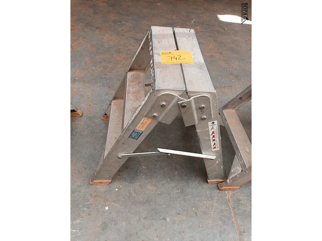 Lot 742 - aluminium trapje - afbeelding 1 van  2