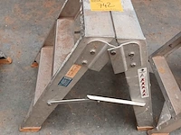 Lot 742 - aluminium trapje - afbeelding 1 van  2