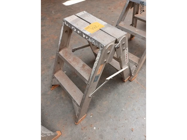 Lot 742 - aluminium trapje - afbeelding 2 van  2