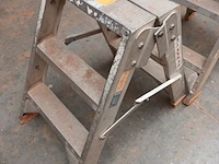 Lot 742 - aluminium trapje - afbeelding 2 van  2