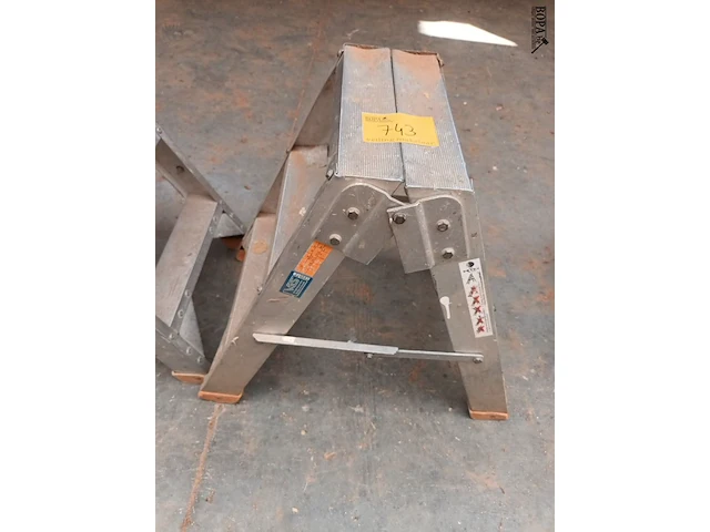 Lot 743 - aluminium trapje - afbeelding 1 van  2