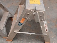 Lot 743 - aluminium trapje - afbeelding 1 van  2