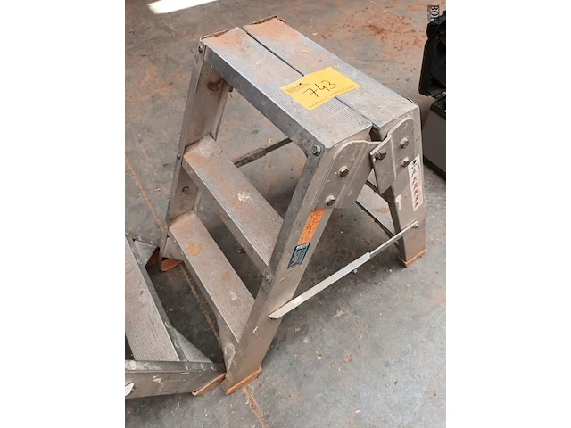 Lot 743 - aluminium trapje - afbeelding 2 van  2