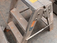 Lot 743 - aluminium trapje - afbeelding 2 van  2