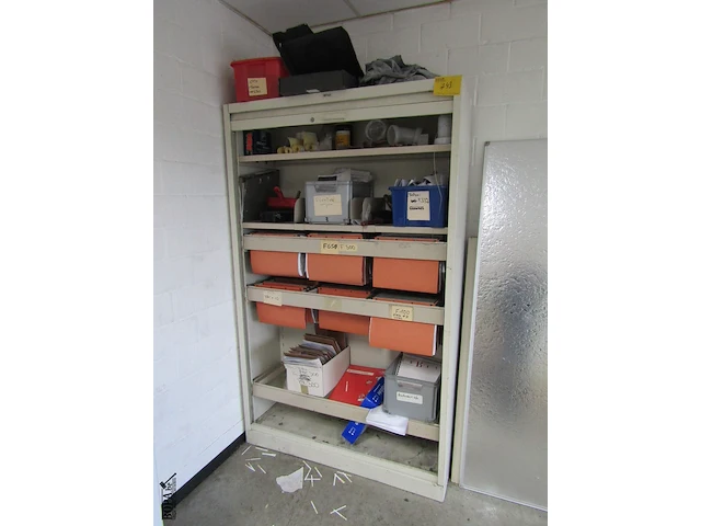 Lot 743 - rolluik kast - afbeelding 1 van  2
