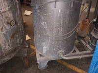 Lot 743 - ronde container op wielen - afbeelding 2 van  3