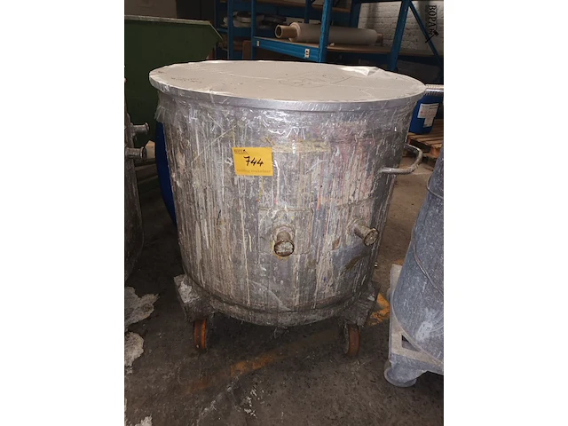 Lot 744 - ronde container op wielen - afbeelding 1 van  3