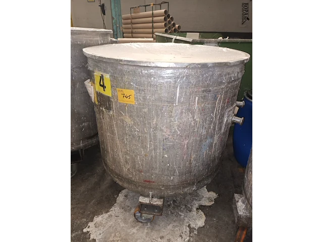 Lot 745 - ronde container op wielen - afbeelding 1 van  3