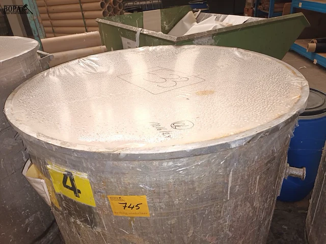 Lot 745 - ronde container op wielen - afbeelding 2 van  3