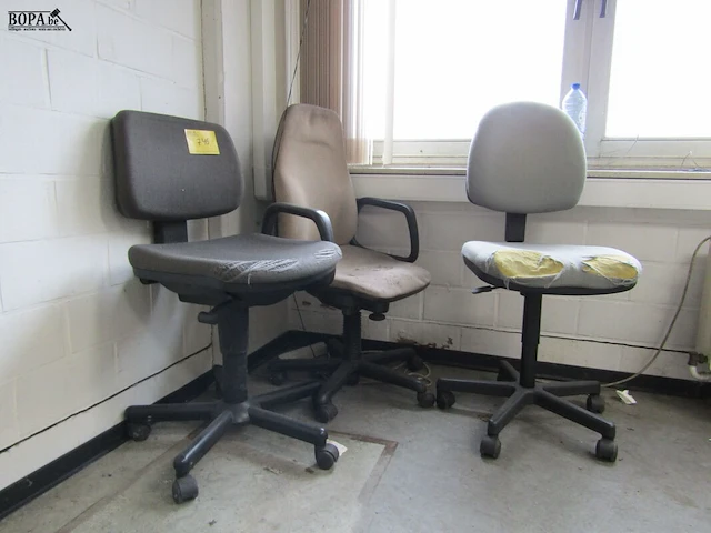 Lot 746 - bureaustoel op wielen. 3 stuks - afbeelding 2 van  2