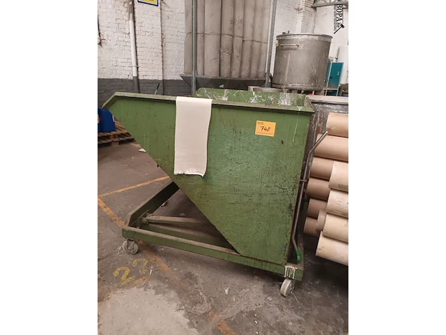 Lot 748 - kipcontainer - afbeelding 1 van  3