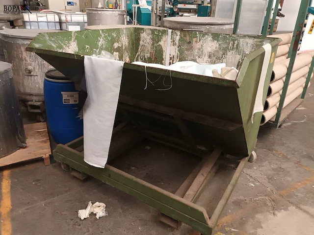 Lot 748 - kipcontainer - afbeelding 2 van  3