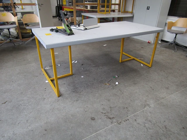 Lot 748 - werktafel - afbeelding 1 van  4