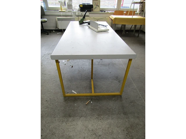 Lot 748 - werktafel - afbeelding 4 van  4