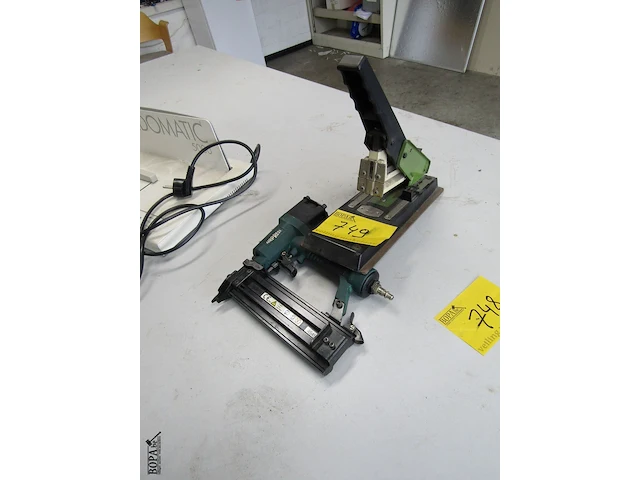 Lot 749 - nietjesmachine en nagelschieter - afbeelding 1 van  5