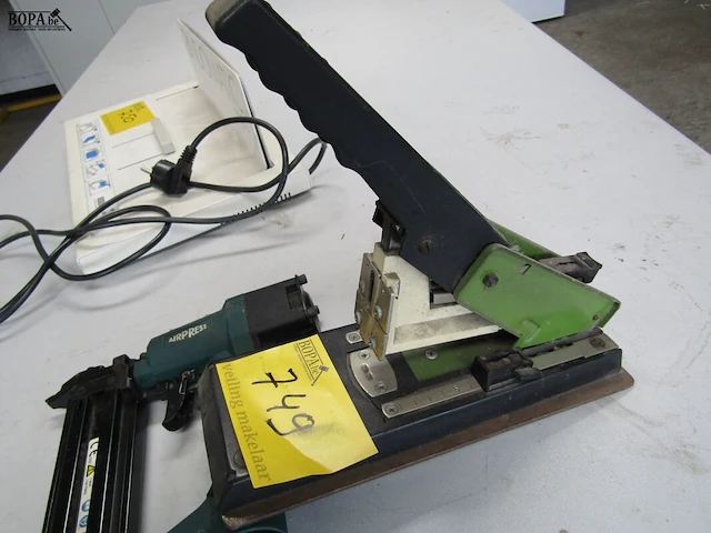 Lot 749 - nietjesmachine en nagelschieter - afbeelding 2 van  5
