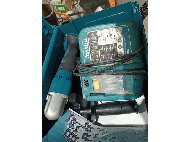Lot 75 - accu haakse boormachine makita - afbeelding 4 van  4