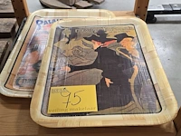 Lot 75 - dienbladen met reproducties van posters 2 stuks - afbeelding 1 van  3